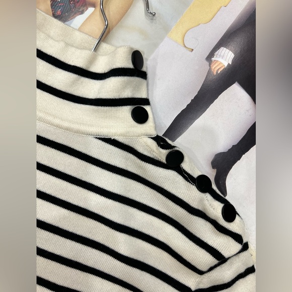 Suncoo Paris like new 🔥
Classic high-neck sweater in ecru and black stripes - Picture 11 of 15